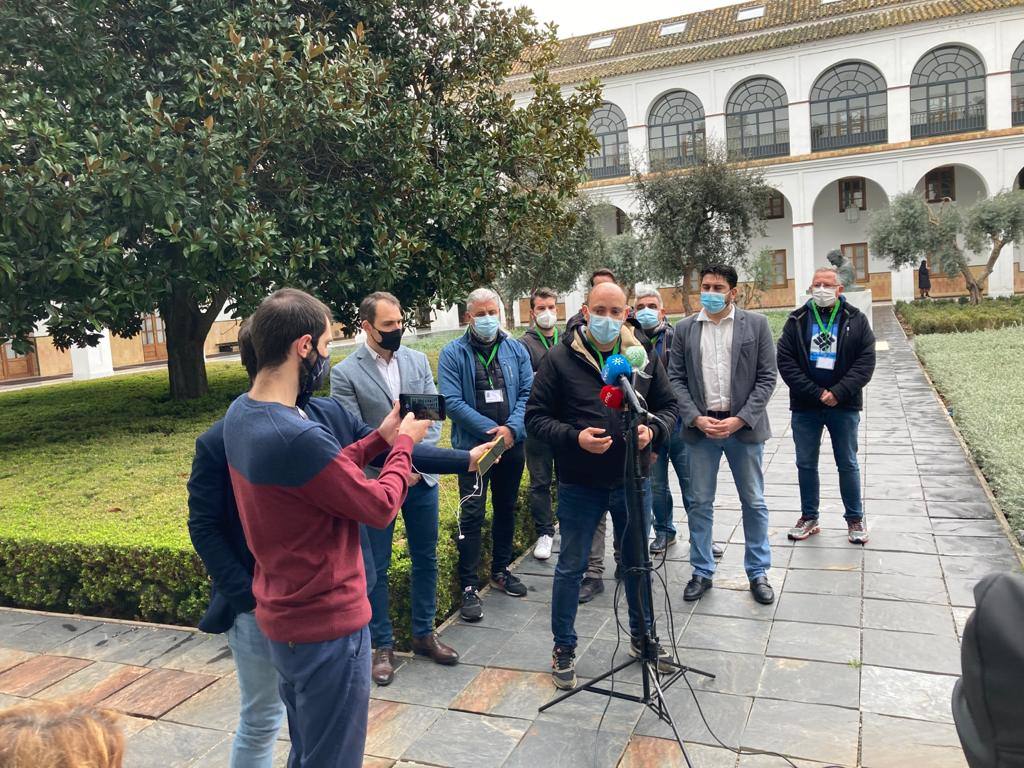 Encuentro de IU con los trabajadores de Aernnova 