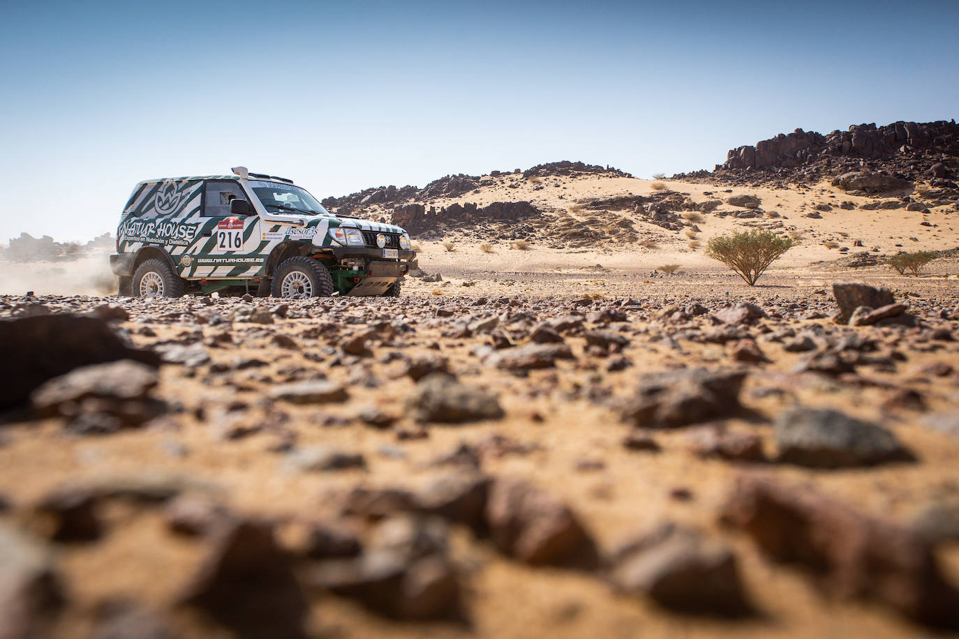 Pionero en la nueva aventura del Dakar con coches clásicos. Estas son algunas de las mejores fotos de aquella aventura. 