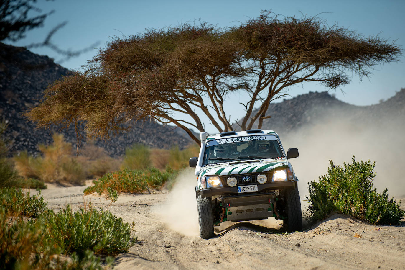 Pionero en la nueva aventura del Dakar con coches clásicos. Estas son algunas de las mejores fotos de aquella aventura. 