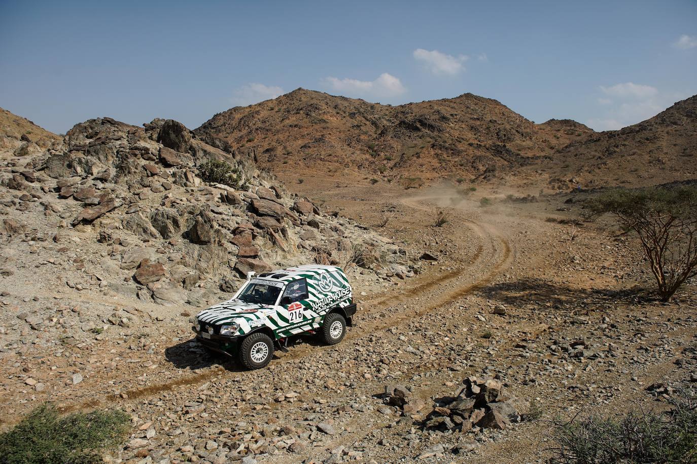 Pionero en la nueva aventura del Dakar con coches clásicos. Estas son algunas de las mejores fotos de aquella aventura. 