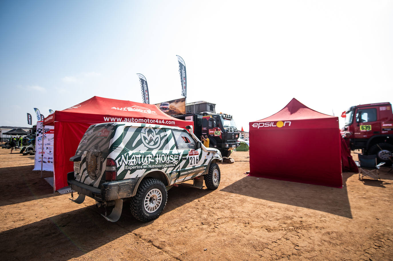 Pionero en la nueva aventura del Dakar con coches clásicos. Estas son algunas de las mejores fotos de aquella aventura. 