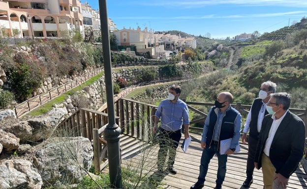 Técnicos y autoridades, en la Urbanización La Candelaria de la localidad de Benagalbón. 