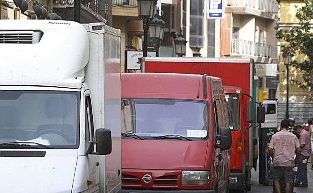 Imagen de archivo de una zona de carga y descarga en el Centro de Málaga. 