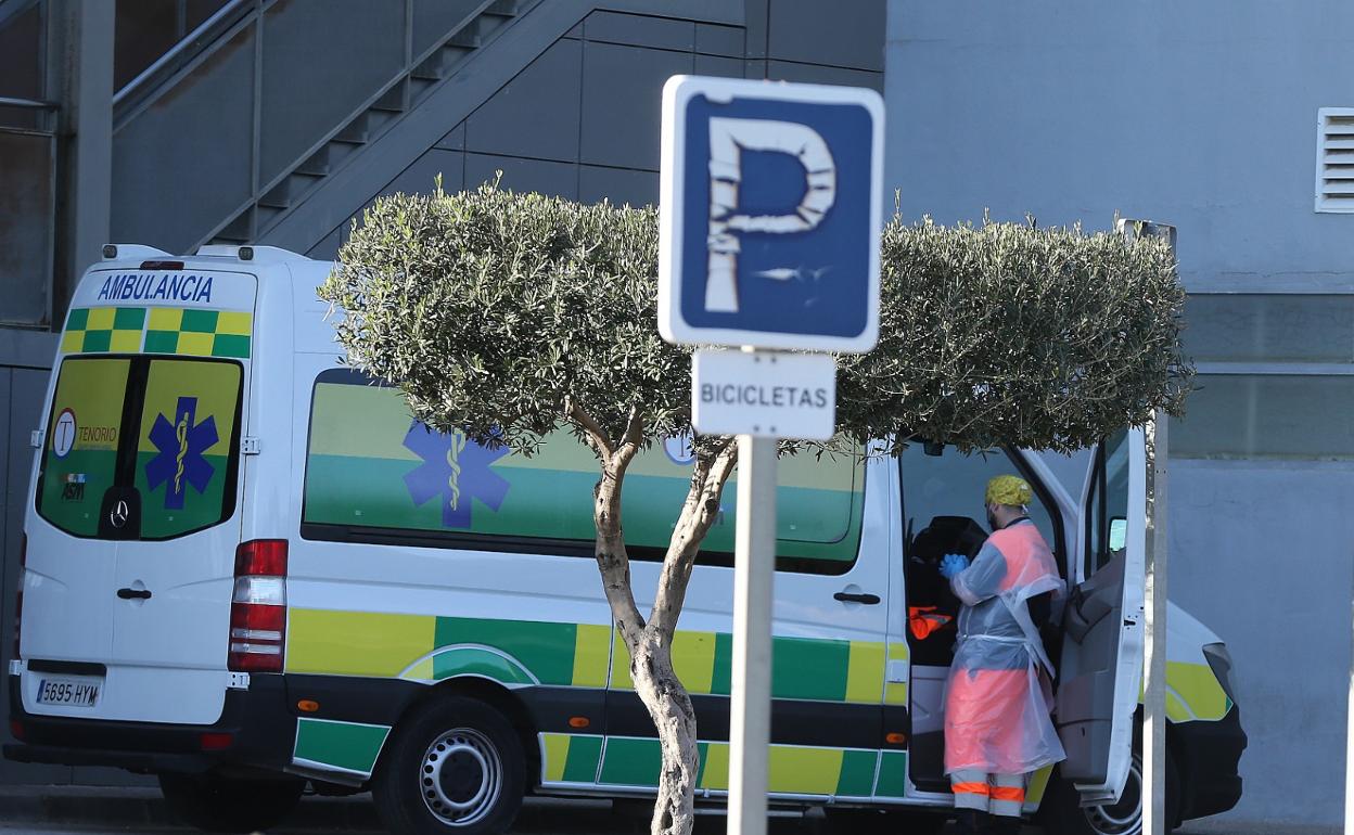 Una ambulancia, en el Hospital Clínico de Málaga. 