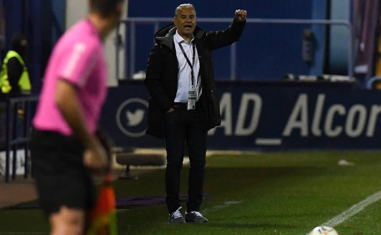 Sergio Pellicer, tenso en el partido de este sábado en Santo Domingo. 