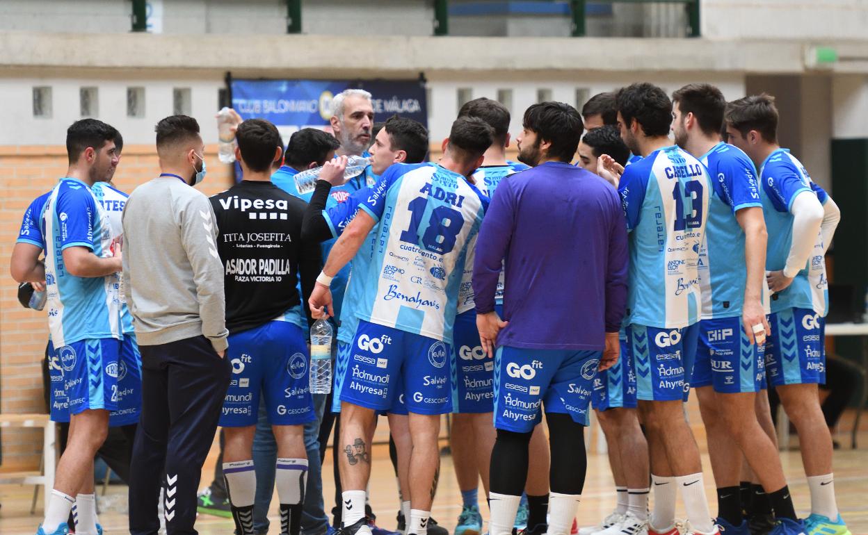 La plantilla del Trops atiende a Quino Soler durante antes de un partido. 