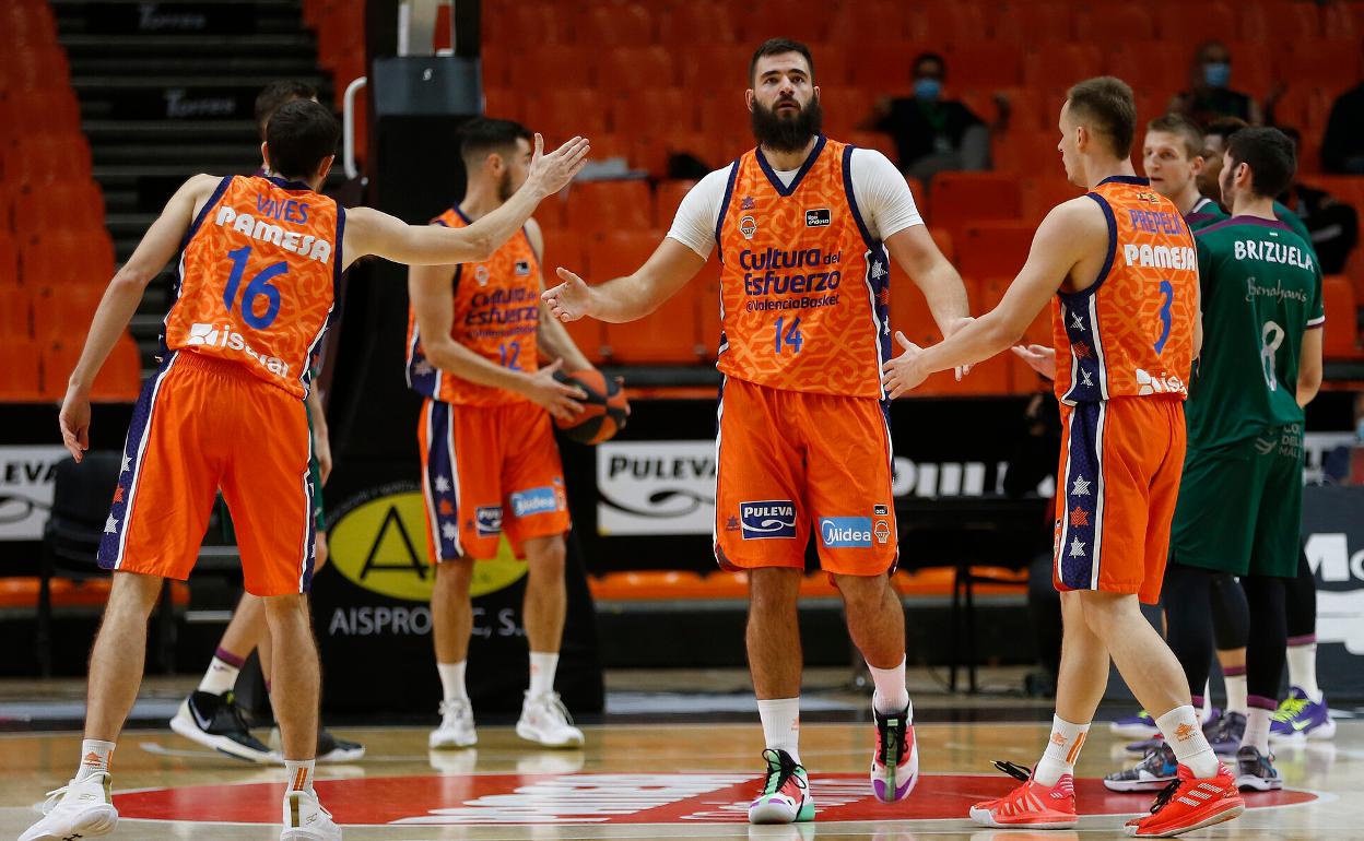 Los jugadores del Valencia celebran una canasta en el partido ante el Unicaja de la primera vuelta. 