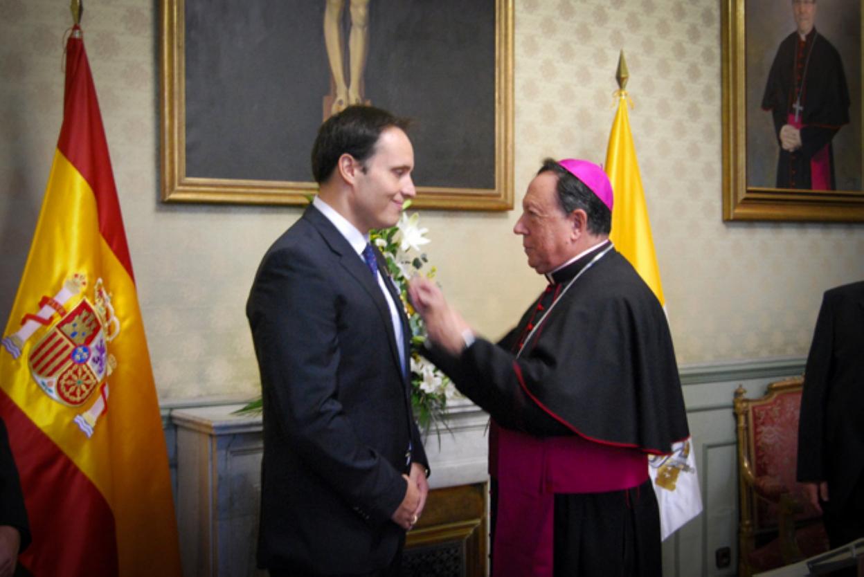 El arzobispo Juan del Río condecoró al pintor malagueño Raúl Berzosa. SUR