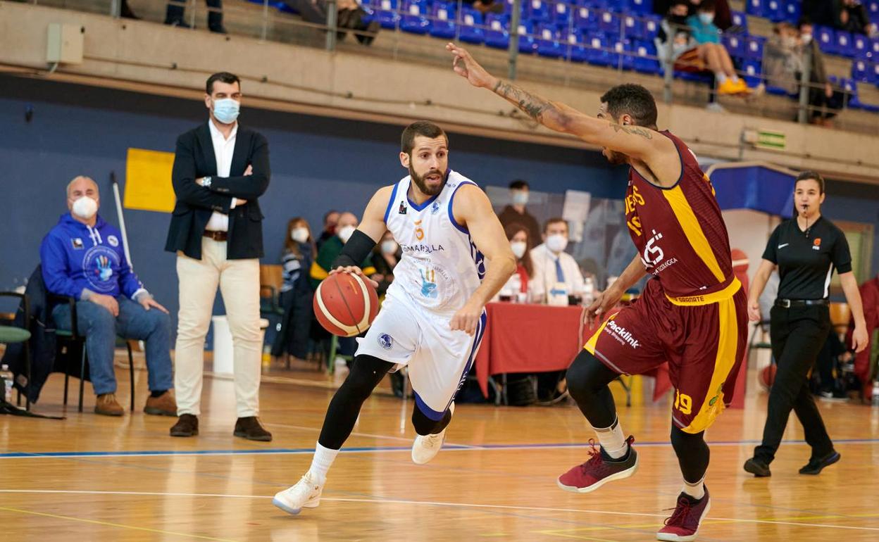 Adrián Fuentes dirige un ataque del equipo malagueño en el encuentro jugado ante el Alcobendas. 