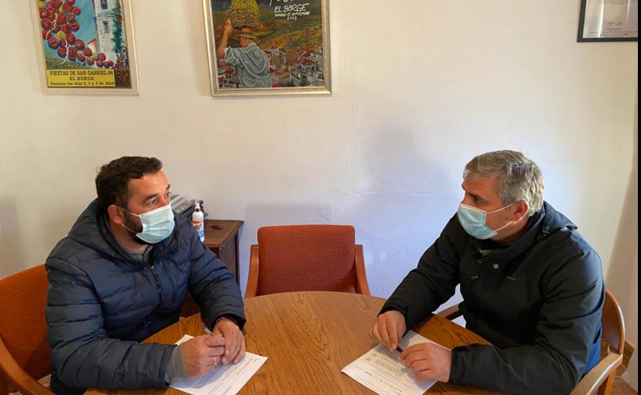 Los alcaldes de El Borge y Almáchar, Raúl Vallejo y Antonio Yuste, en una reunión de trabajo. 