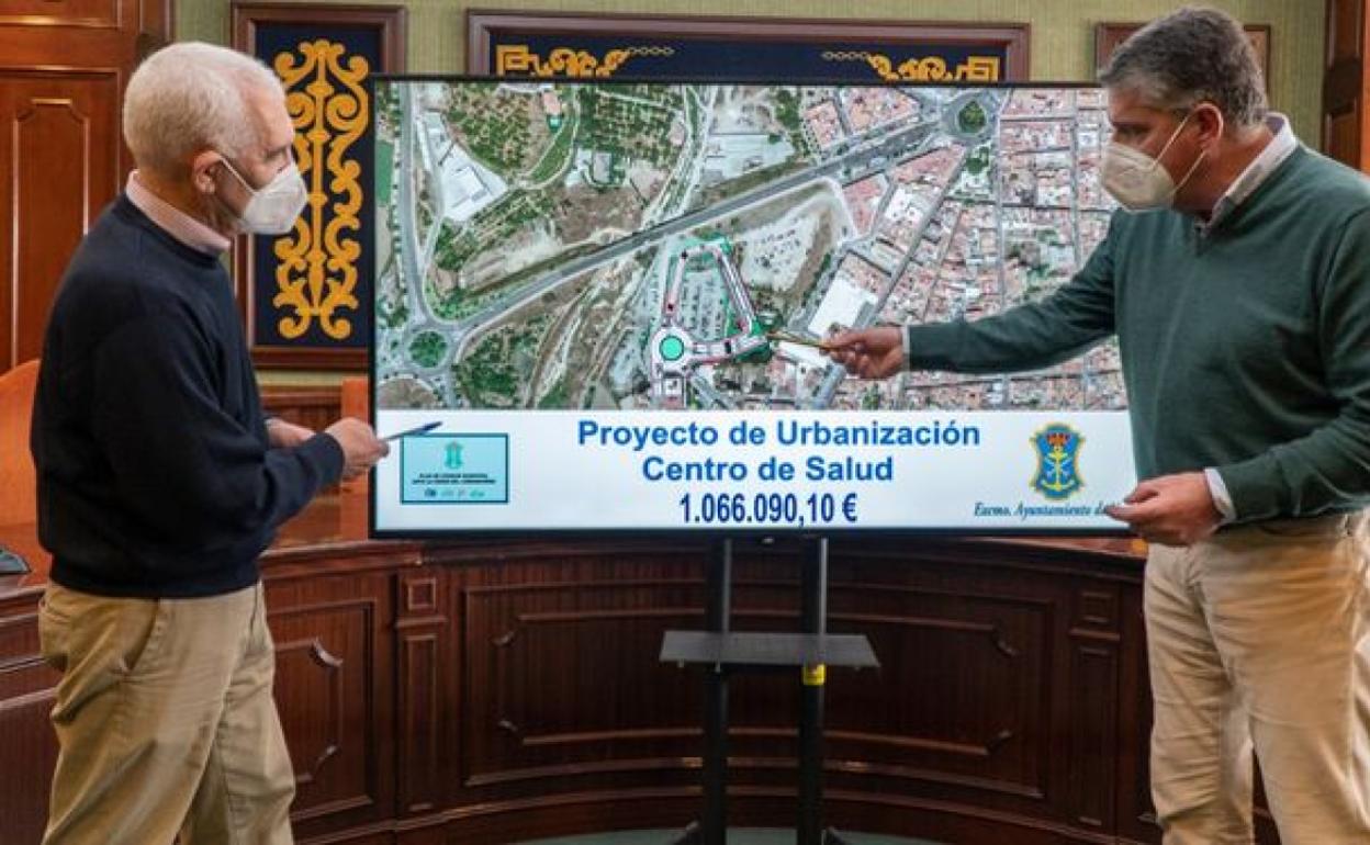 El jefe de Infraestructuras y el alcalde, con el proyecto de la parcela. 