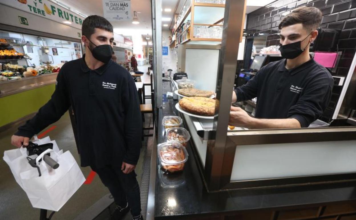 Cocedero Victoria ha empezado a repartir comidas a domicilio. 