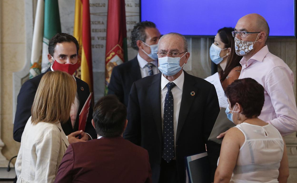 Pérez, De la Torre y Zorrilla conversan en un receso de un pleno. 