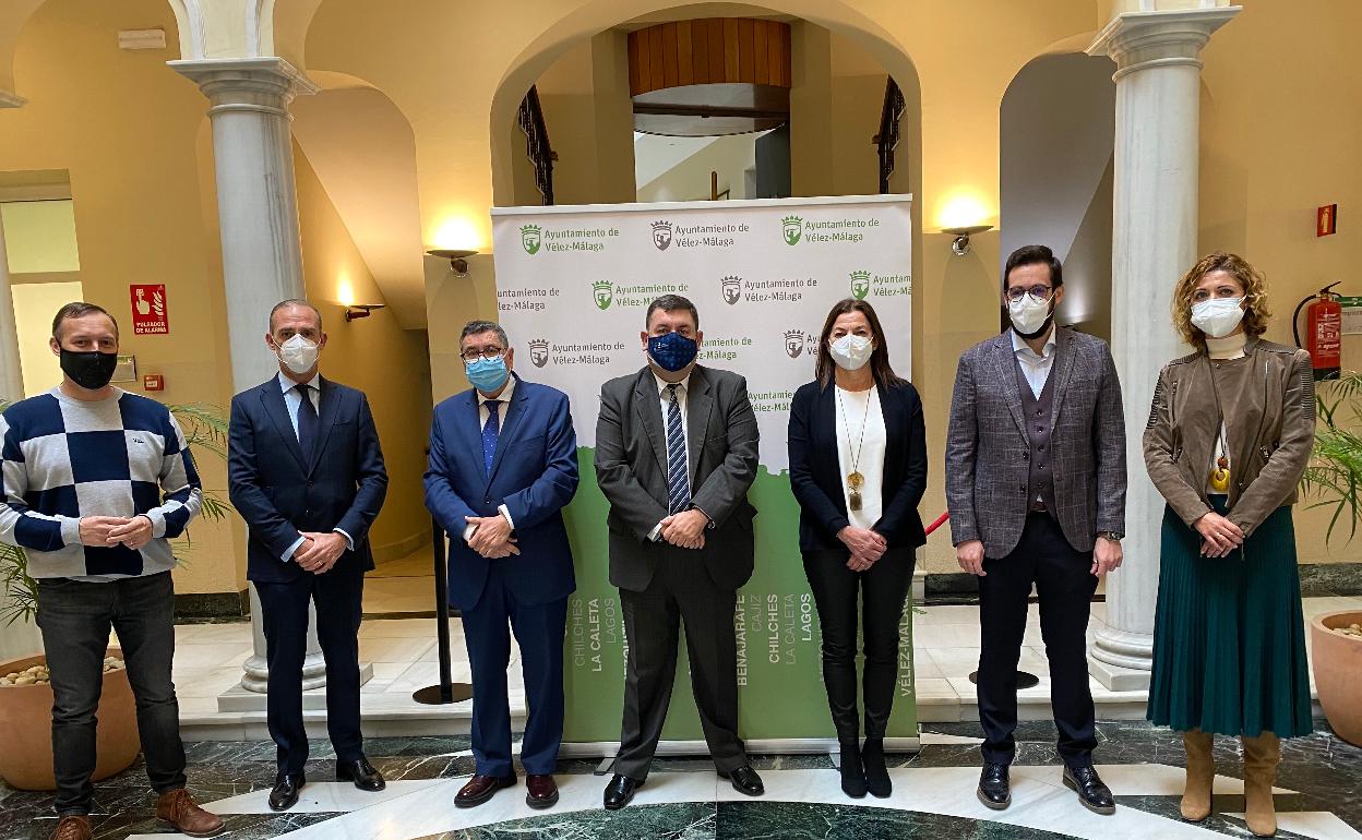 El alcalde y ediles, con representantes del Colegio de Abogados de Málaga. 