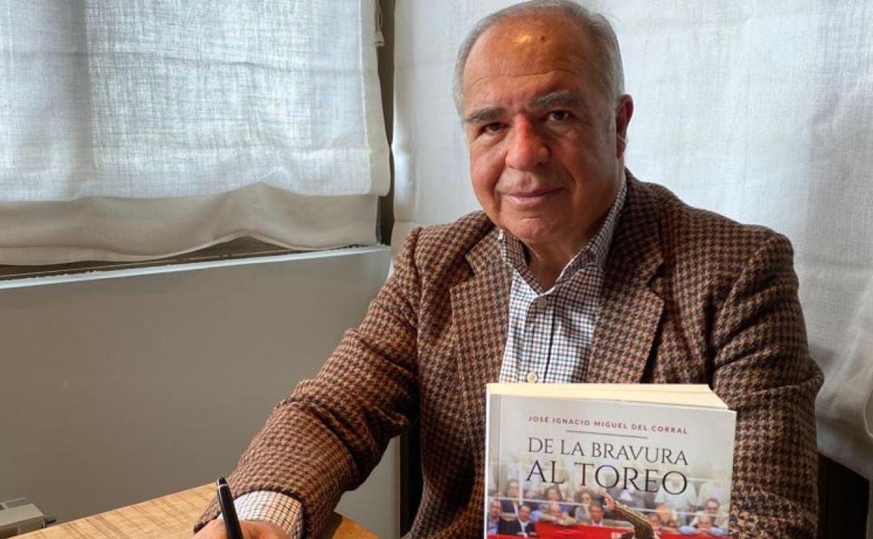 El autor junto al libro donde reflexiona sobre la bravura.