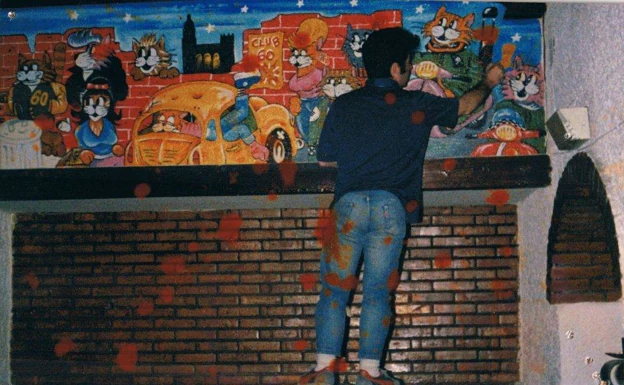 Imagen principal - Arriba, Micky pintando el mural del Club 60. Abajo en una reunión de roqueros malagueños, en una imagen cedida por Daniel Romero. A la derecha, la portada de uno de sus cómics, que conserva Rafael Rodríguez.