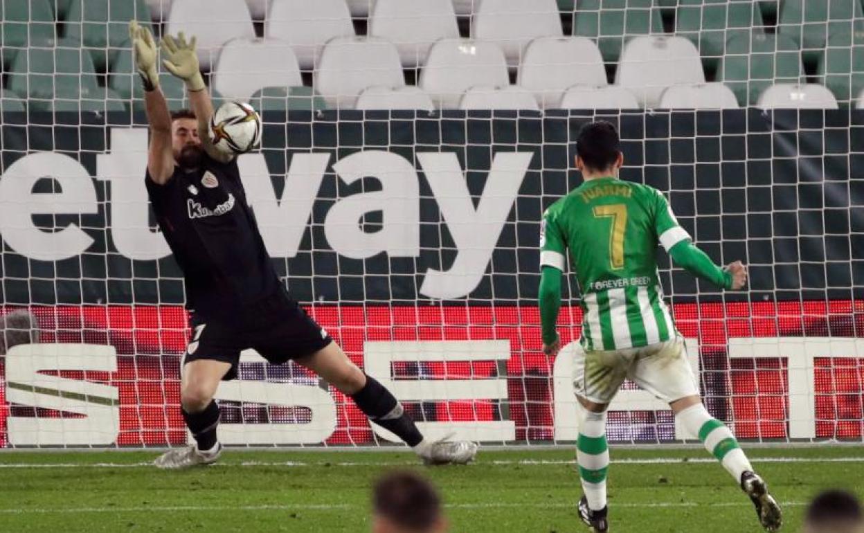 Unai Simón detiene a Juanmi uno de los lanzamientos que el arquero del Athletic atajó en la tanda de penaltis. 