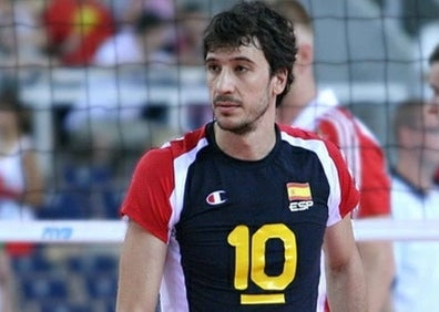 Imagen secundaria 1 - Arriba, Daniel Falasca en un remate en el pabellón de Pizarra. Sobre estas líneas, Miguel Ángel y Guillermo 