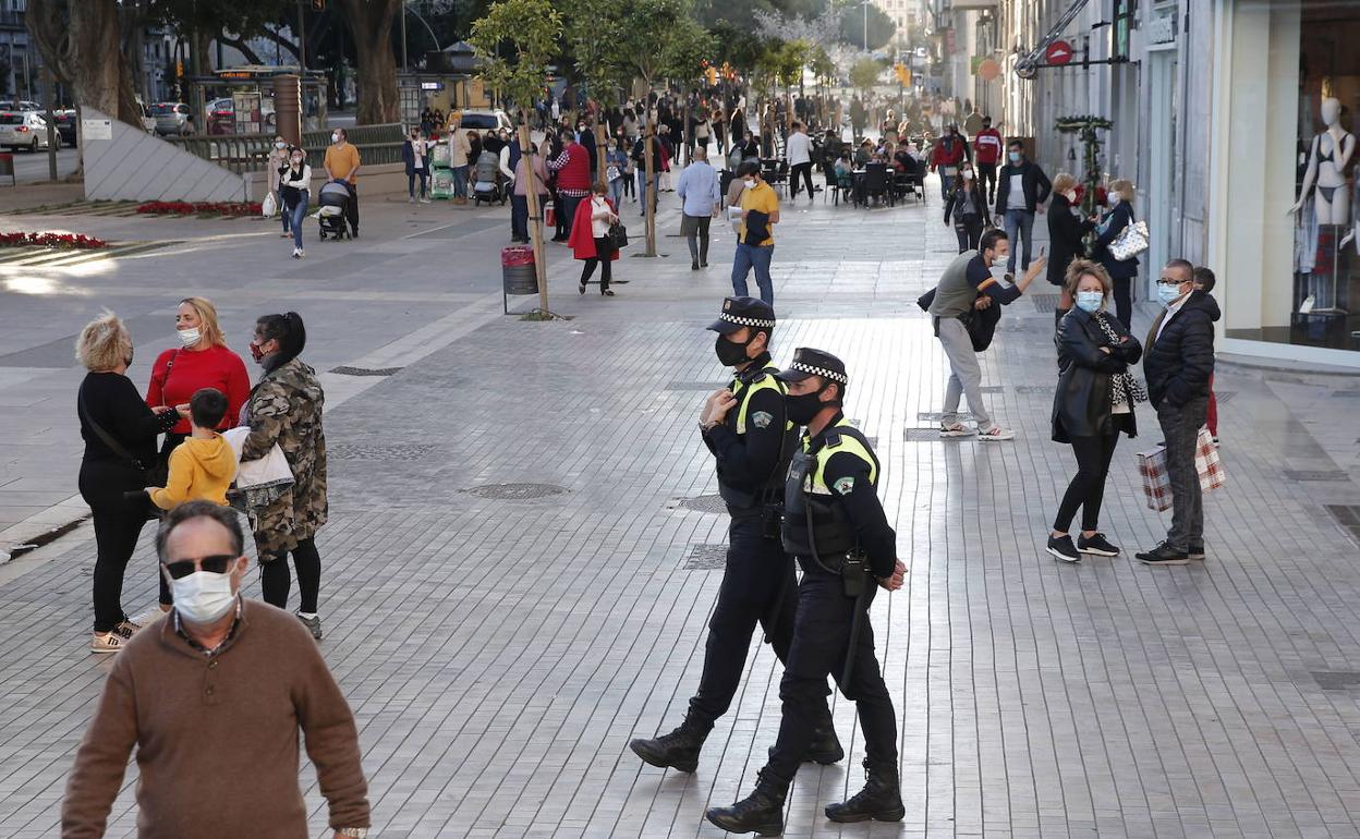 La Policía de Málaga refuerza la vigilancia para evitar botellones el primer fin de semana de cierre de actividad en la capital