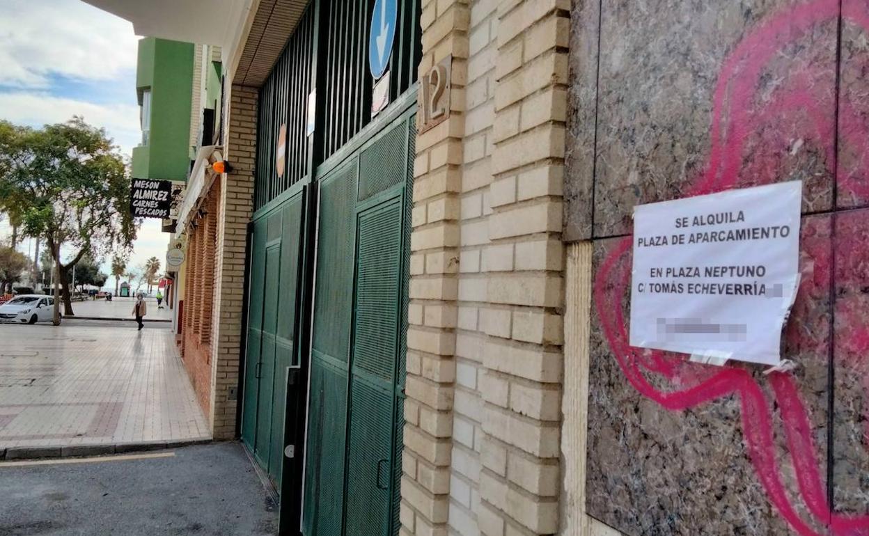 Cartel en el que se oferta una plaza de garaje en Echeverría de Huelin. 