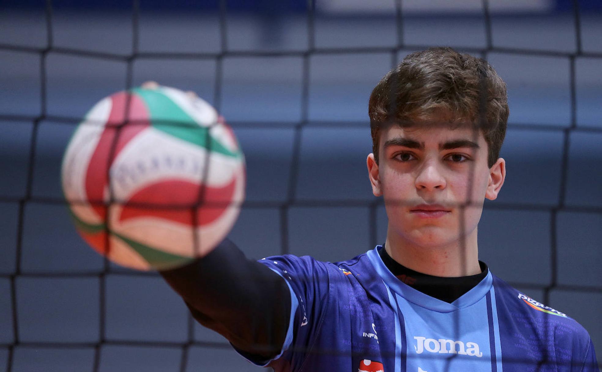 Daniel Falasca, con el balón de voleibol en una de las pistas del Polideportivo Dani Pacheco de Pizarra, donde juega en la Superliga B. 