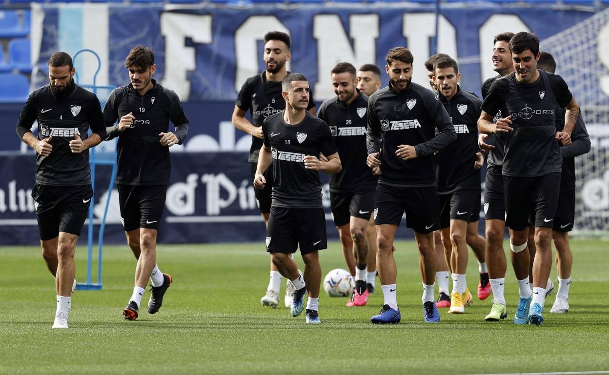 Luis Muñoz, quien vuelve a la competición tras sanción, junto a varios compañeros del Málaga. 