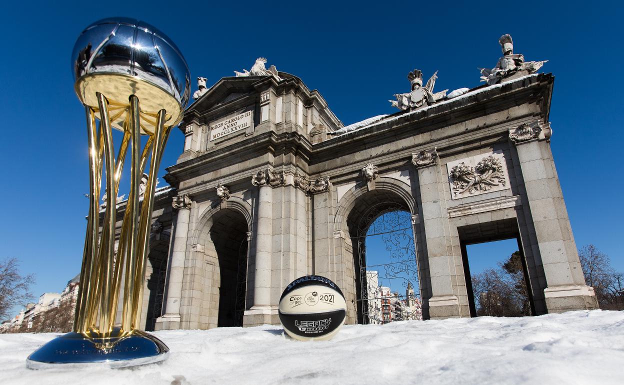 El trofeo de la Copa del Rey y el balón oficial, delante de la Puerta de Alcalá de Madrid. 