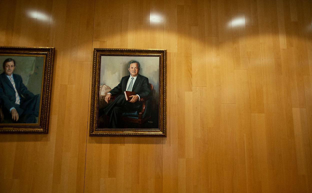 Hueco donde deberá colgarse el retrato en la galería de presidentes de la institución.