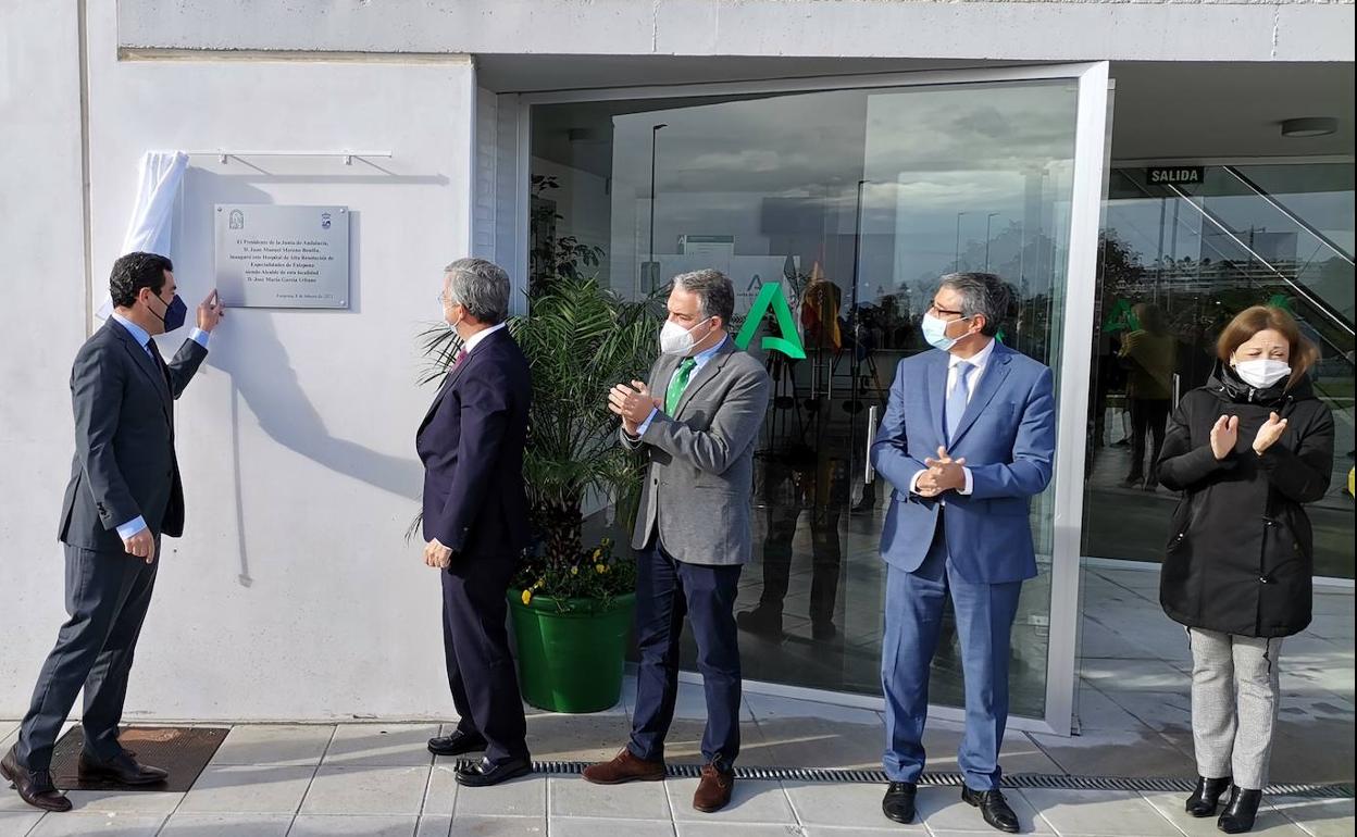 El presidente de la Junta, Juanma Moreno, descubriendo la placa conmemorativa de la inauguración del hospital. 
