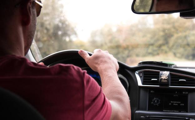 Cómo hay que sentarse en el coche para evitar lesiones