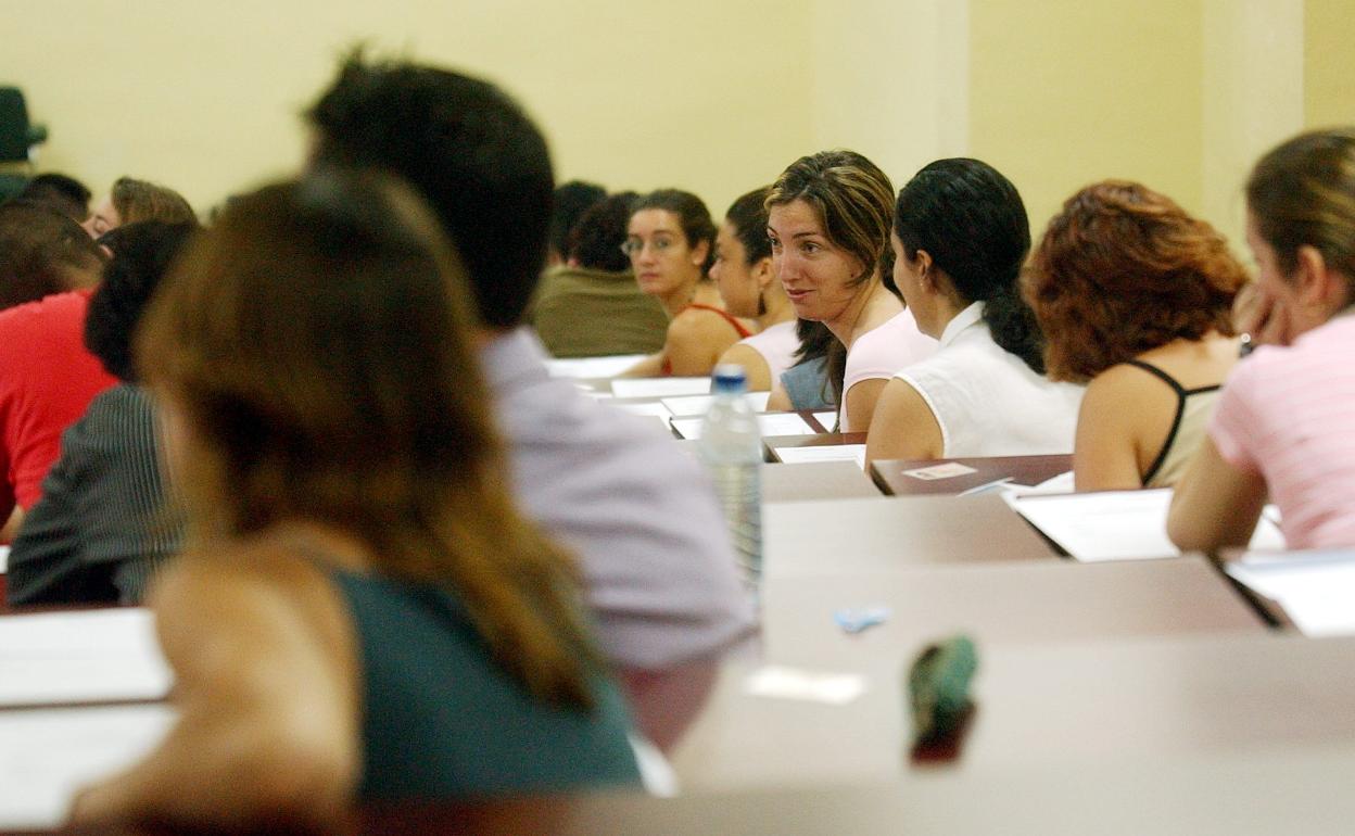 Opositores en un examen, en una imagen de archivo. 