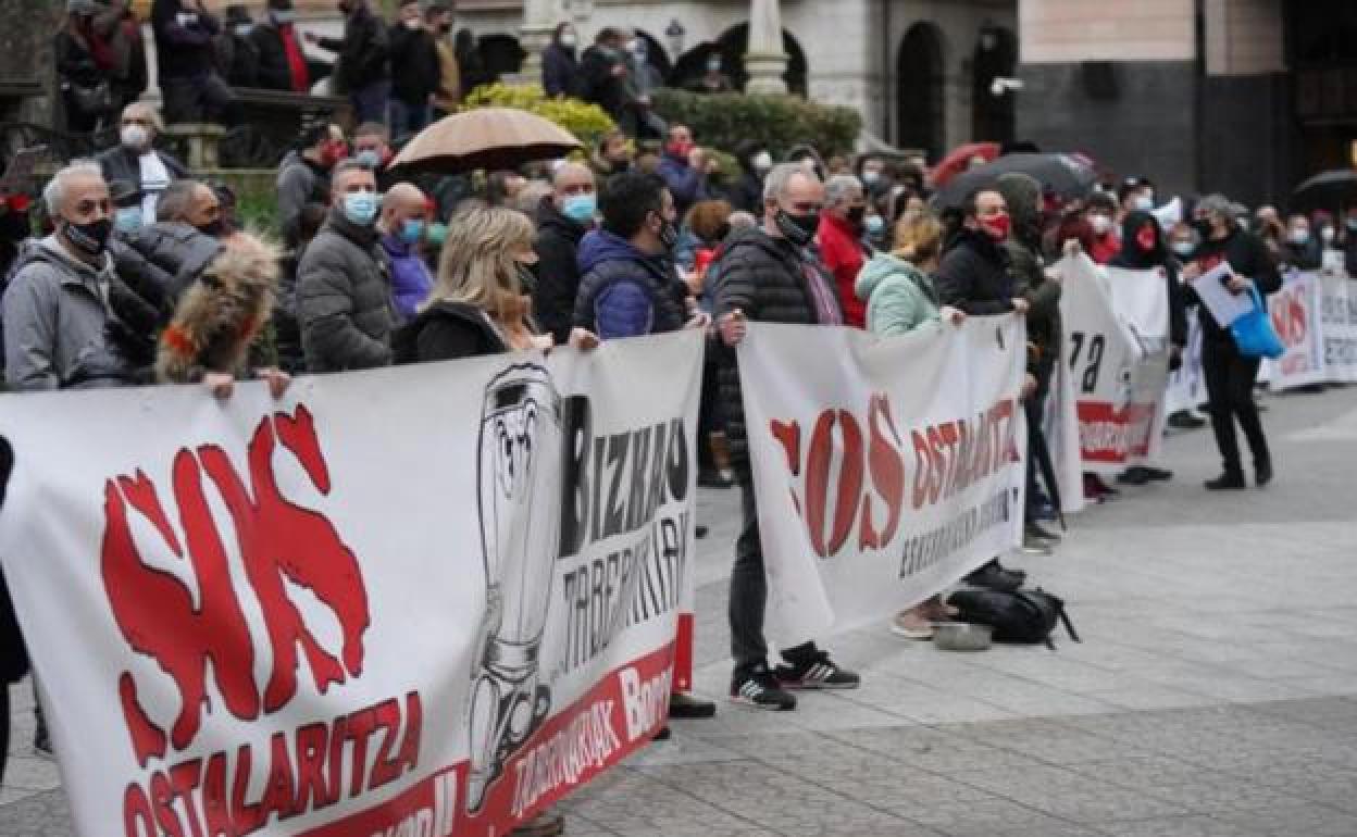 Los hosteleros se han manifestado esta mañana frente al Tribunal Superior de Justicia del País Vasco. 