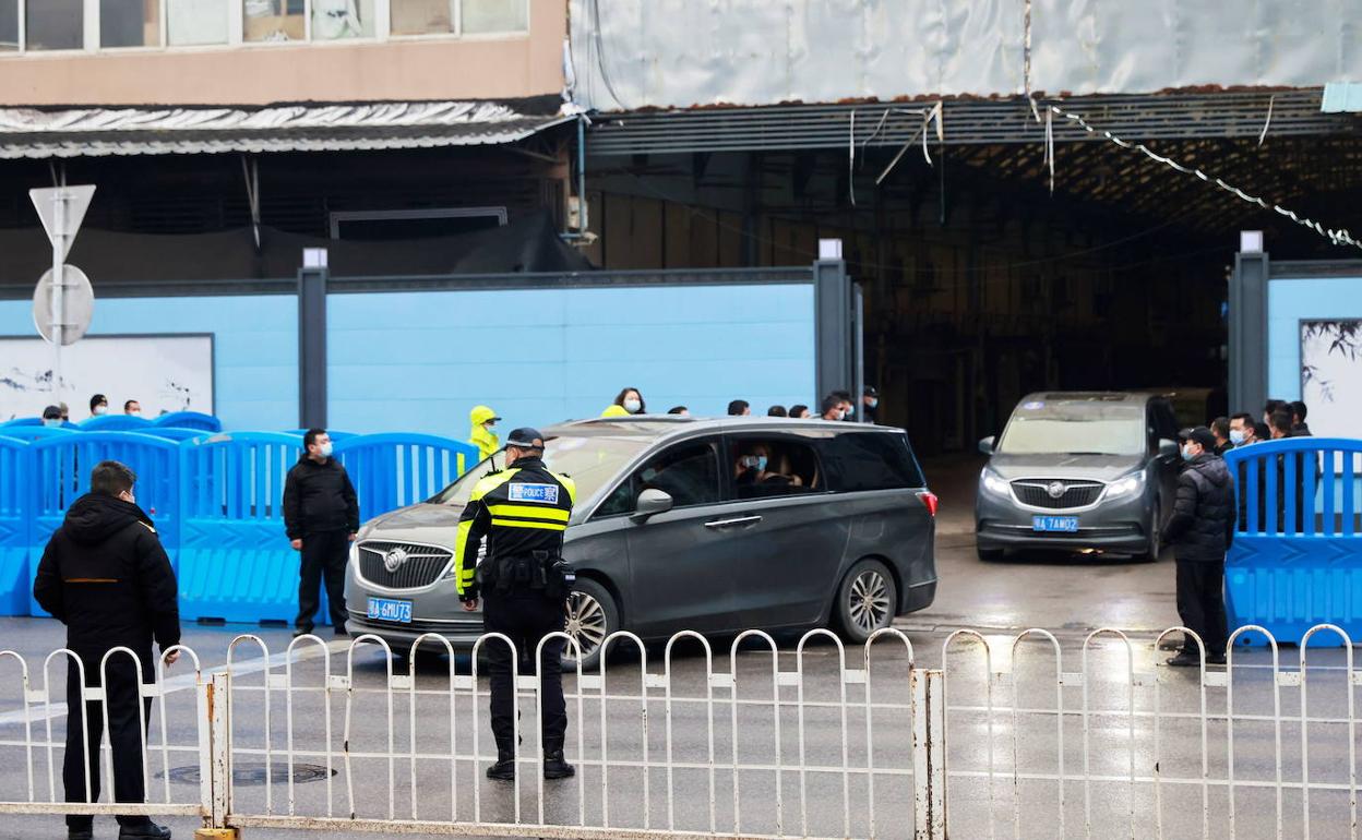 Los expertos de la OMS, durante su visita al mercado mayorista de mariscos de Huanan.
