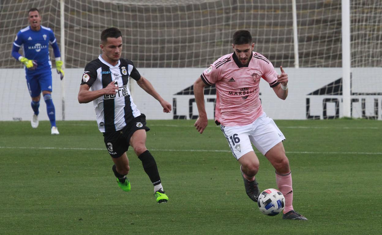 Redru, autor del gol del Marbella, conduce el balón durante el partido de ayer en La Línea. 
