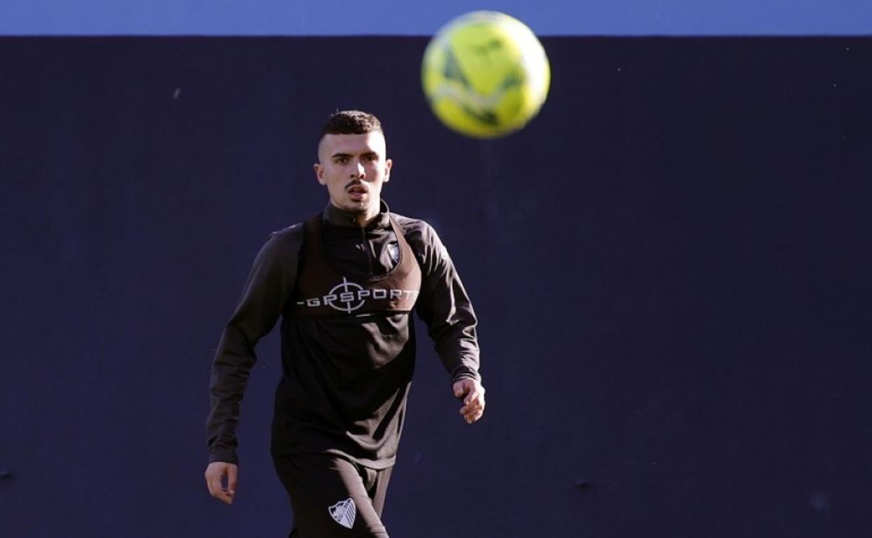 El atacante del Málaga mira al balón segundos antes de controlarlo durante un entrenamiento reciente con el equipo en el Anexo de La Rosaleda.