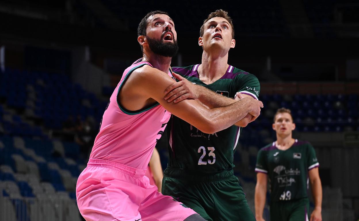 Mirotic y Abromaitis forcejean por un rebote durante el partido entre el Unicaja y el Barcelona jugado en Málaga en la segunda jornada de Liga. 