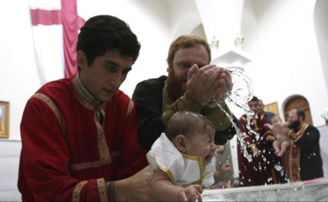 Imagen de archivo de un bautizo ortodoxo. 