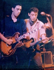 Imagen secundaria 2 - Arriba, Lito Fernández (izquierda), durante un concierto de Lito Blues Band; debajo, Los Caracoles y Los Caimanes.