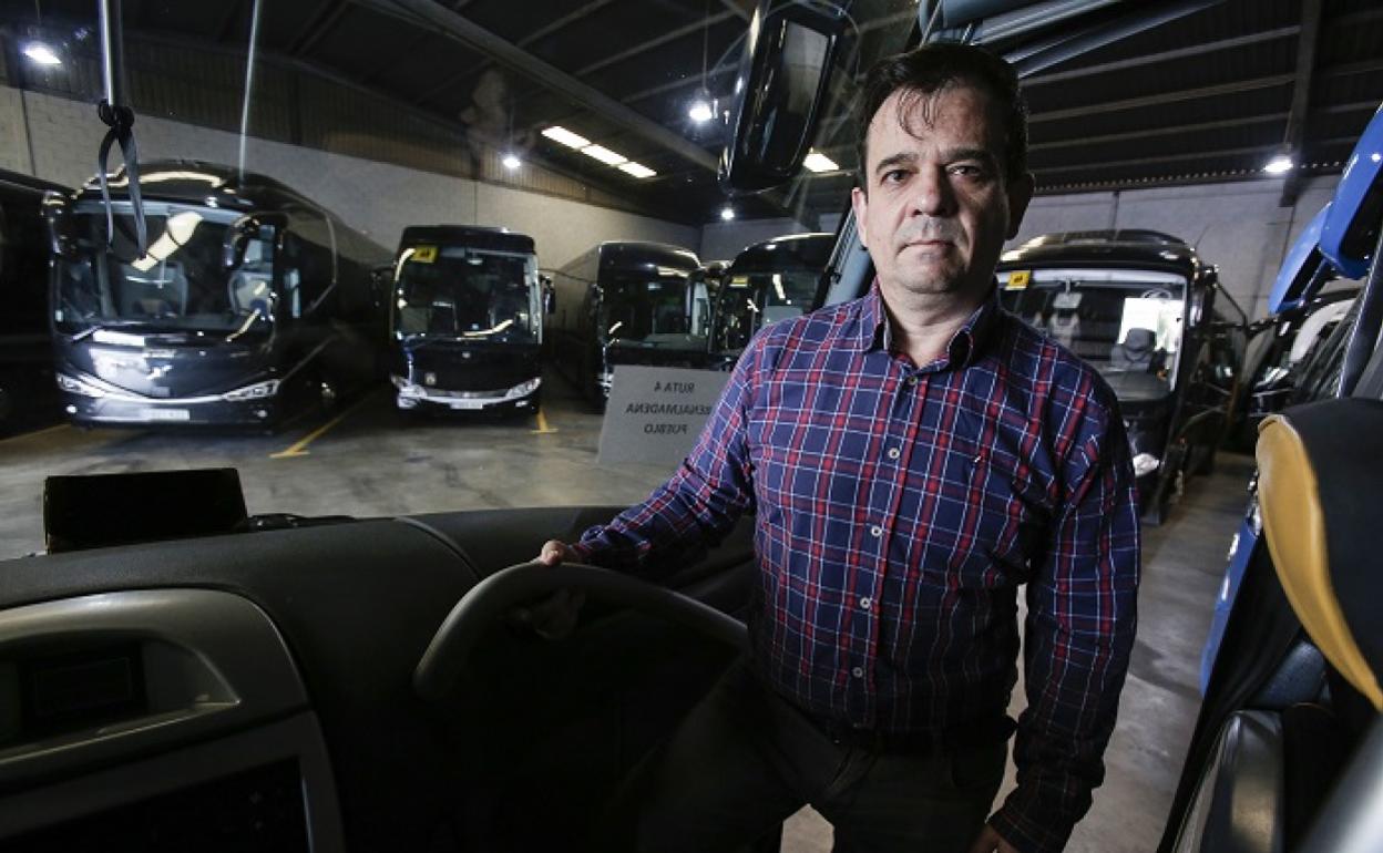 Diego Moral en el interior de uno de los autobuses que integran su flota. 