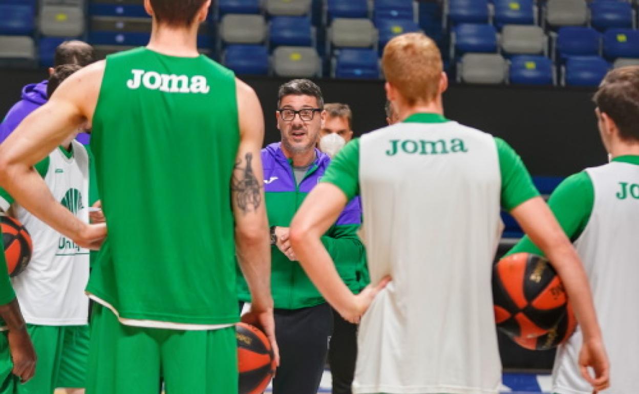 Katsikaris se dirige a sus jugadores durante un entrenamiento. 