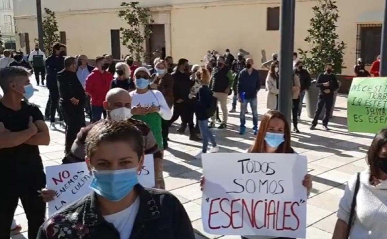 Hosteleros y comerciantes, en la concentración de este jueves en la plaza de Las Carmelitas. 