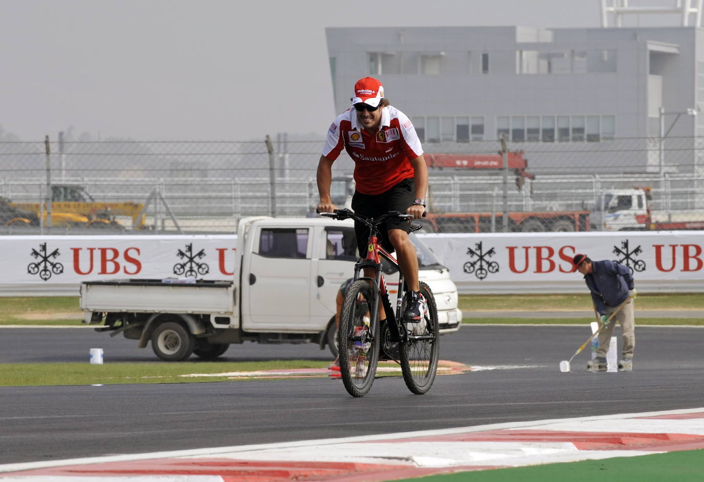 Imagen de archivo de Fernando Alonso en bicicleta 