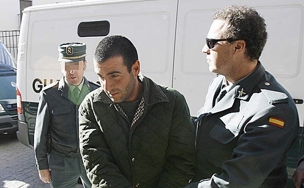 Miguel, autor de los disparos, siendo trasladado por la Guardia Civil. 