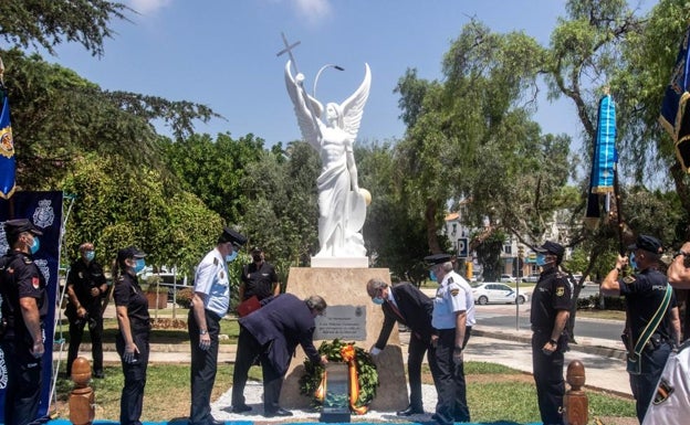 Inauguración del Ángel de la Guarda donado a la Policía Nacional de Málaga por tres empresarios anónimos, el año pasado. 