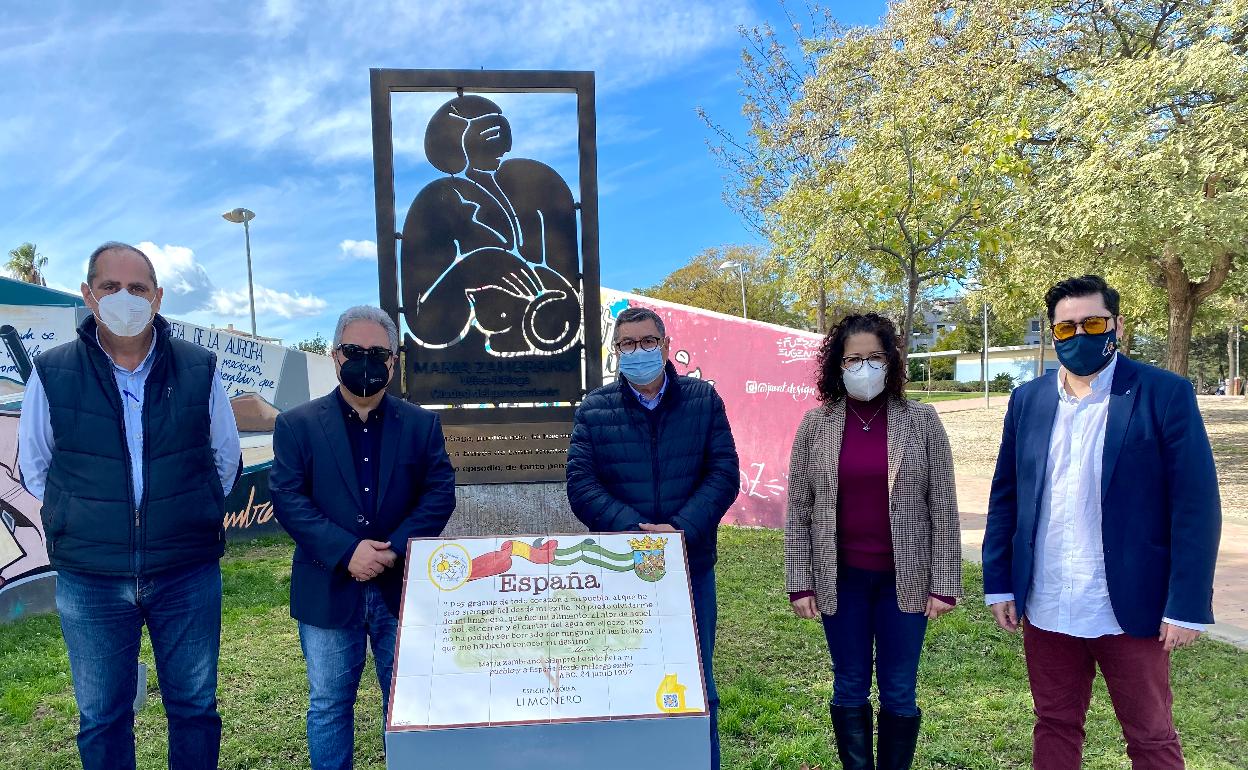 Autoridades, en la inauguración de la ruta de árboles en homenaje a María Zambrano. 