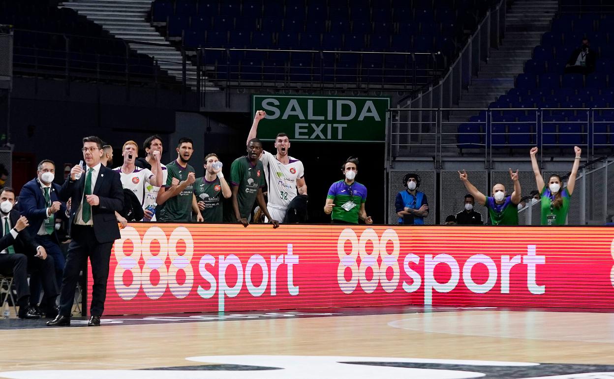 El banquillo del Unicaja celebra una canasta en el partido ante el Barcelona en la Copa del Rey. 