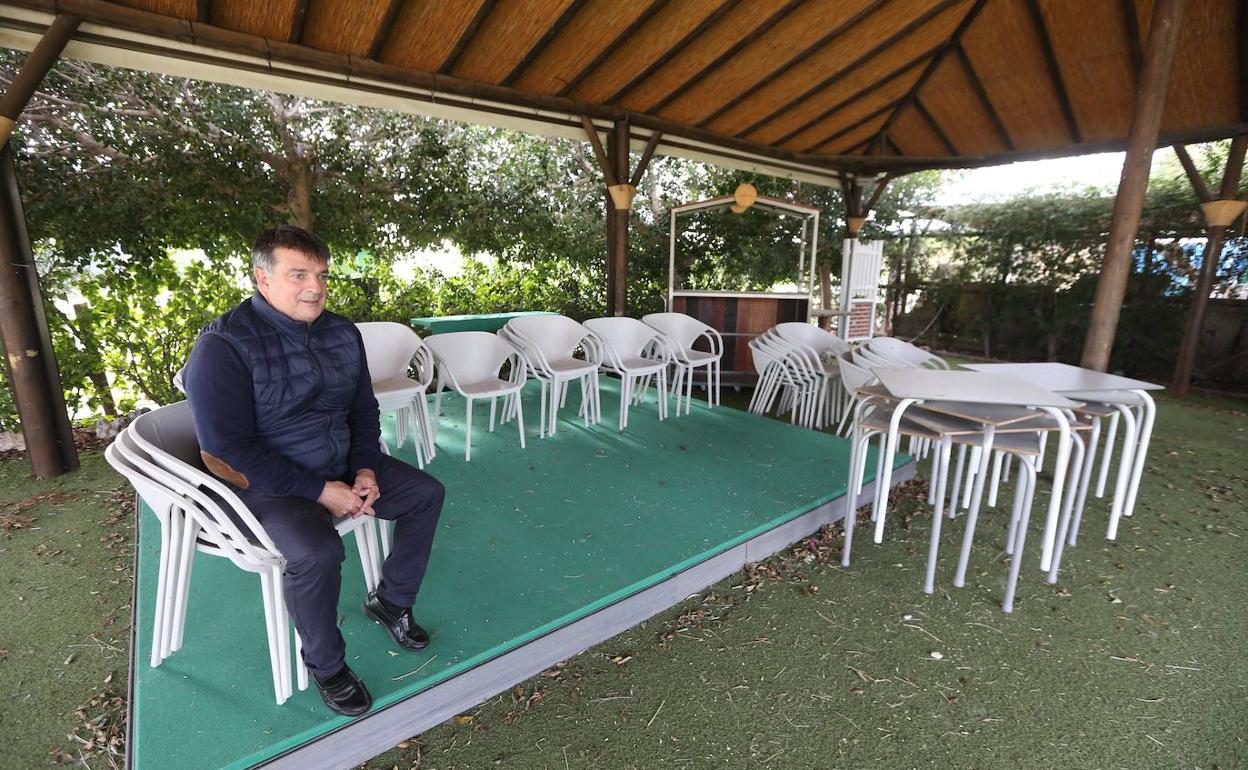 Chicho Marín, en el Club Hípico el Pinar, con parte del mobiliario de su empresa de catering