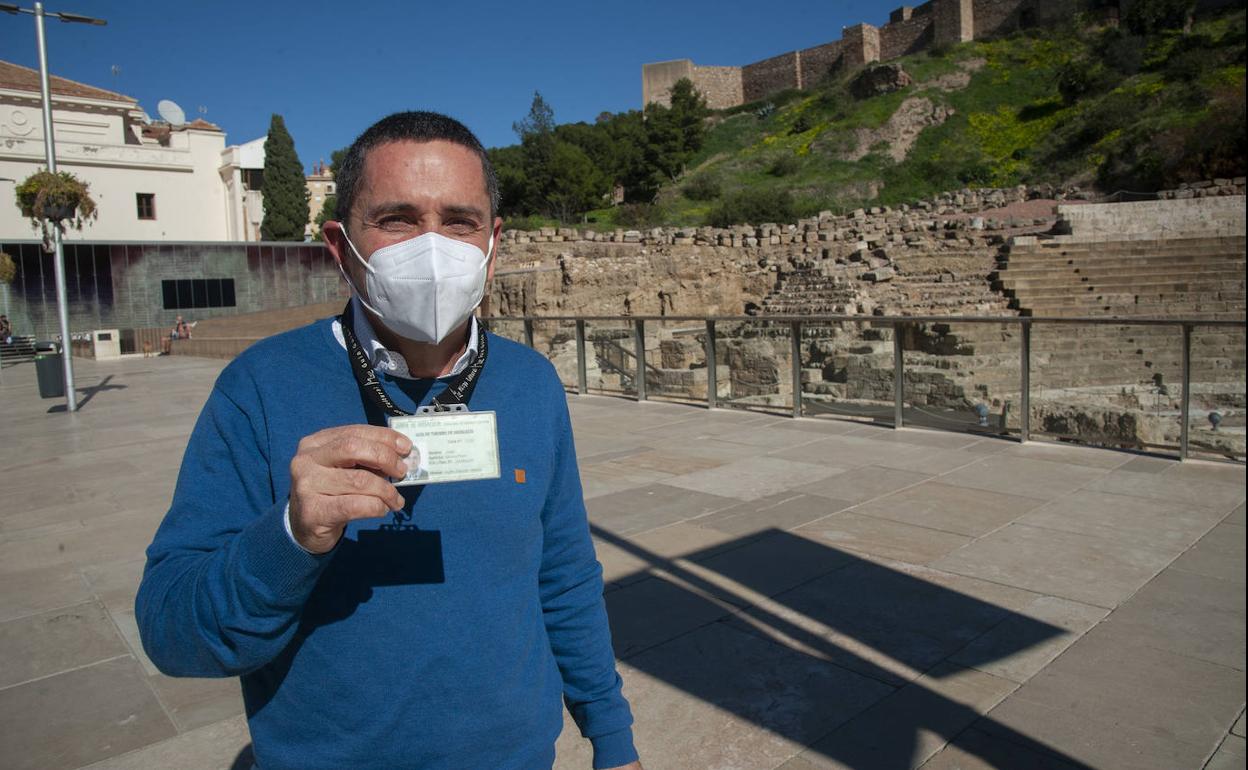 Julián Sández, con su acreditación de guía, en el Teatro Romano, ahora vacío de turistas