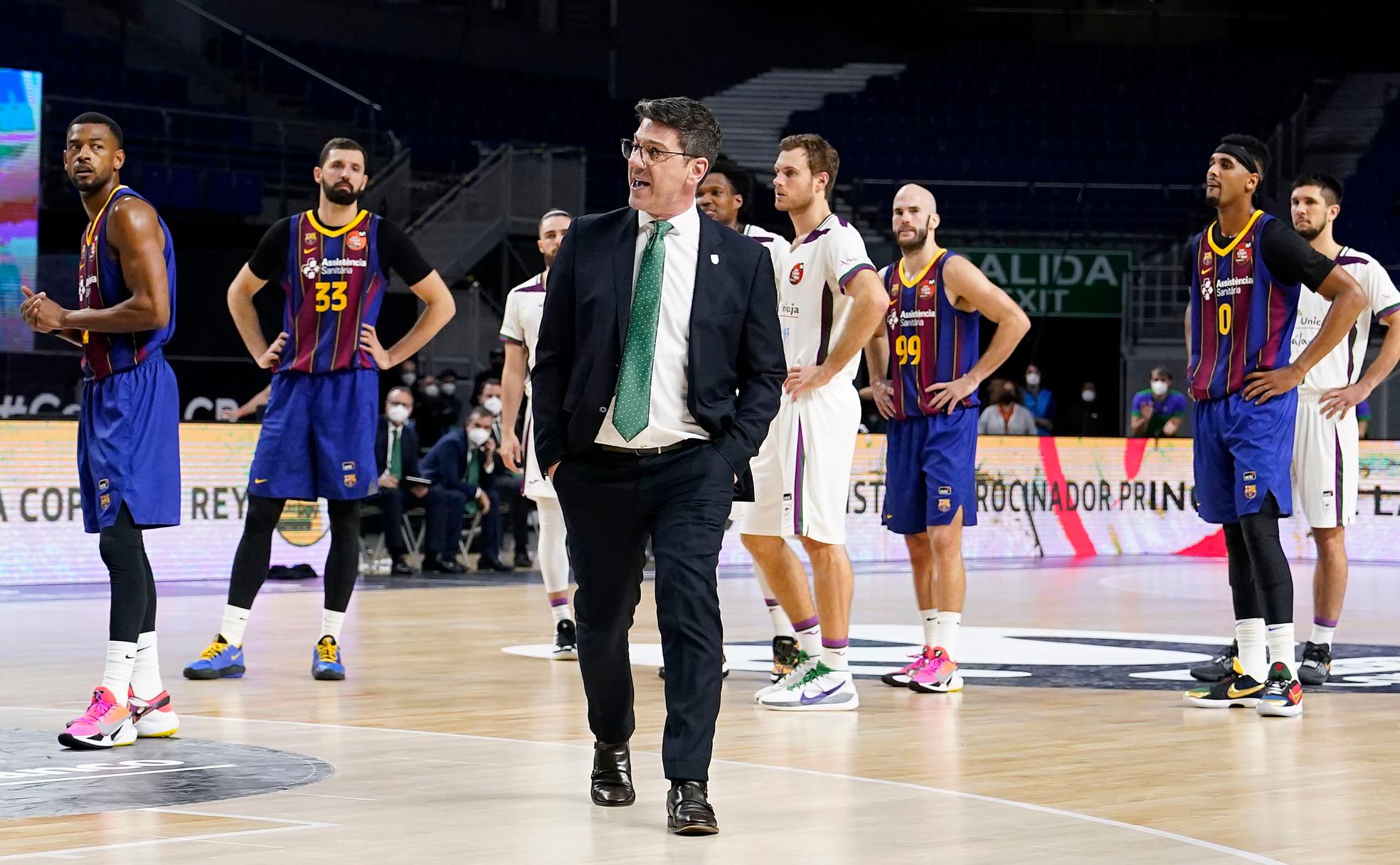 Katsikaris abandona la pista del Wizink center tras ser descalificado en el partido ante el Barcelona. 