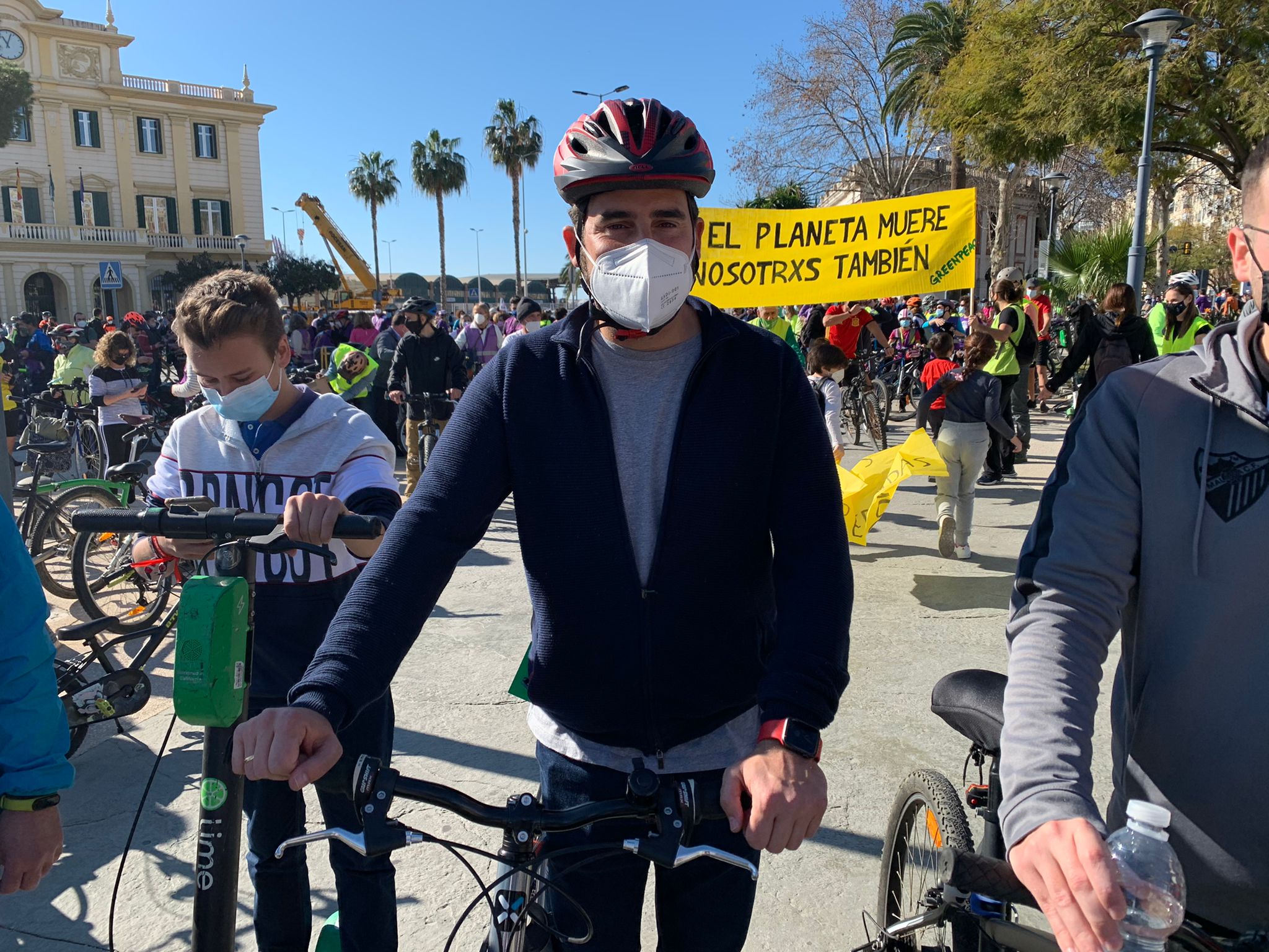 Más de un millar de ciclistas reclaman carriles bici segregados del tráfico durante una 'bicifestación' celebrada en la capital